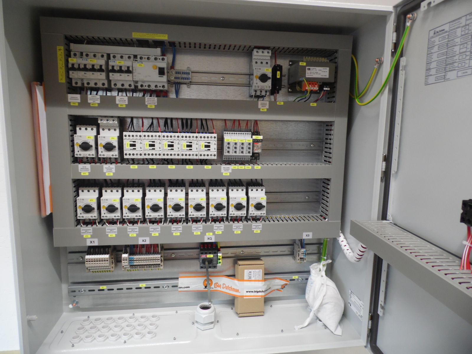 Control cabinet layer house - UV788 3r/3t - feeding with dai